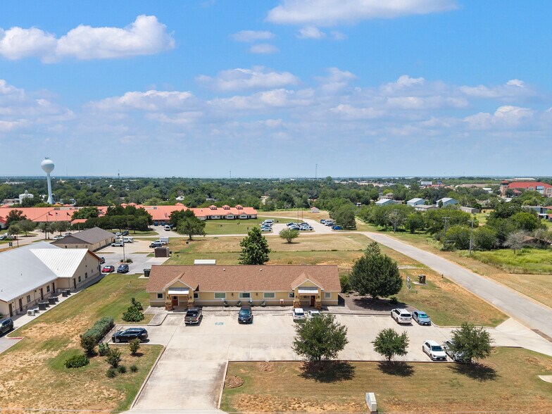 More Photos Of 140 Paloma Dr, Floresville Office For Sale