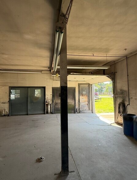 More Photos Of 32 Trolley Rd, Westbrook Auto Repair For Lease