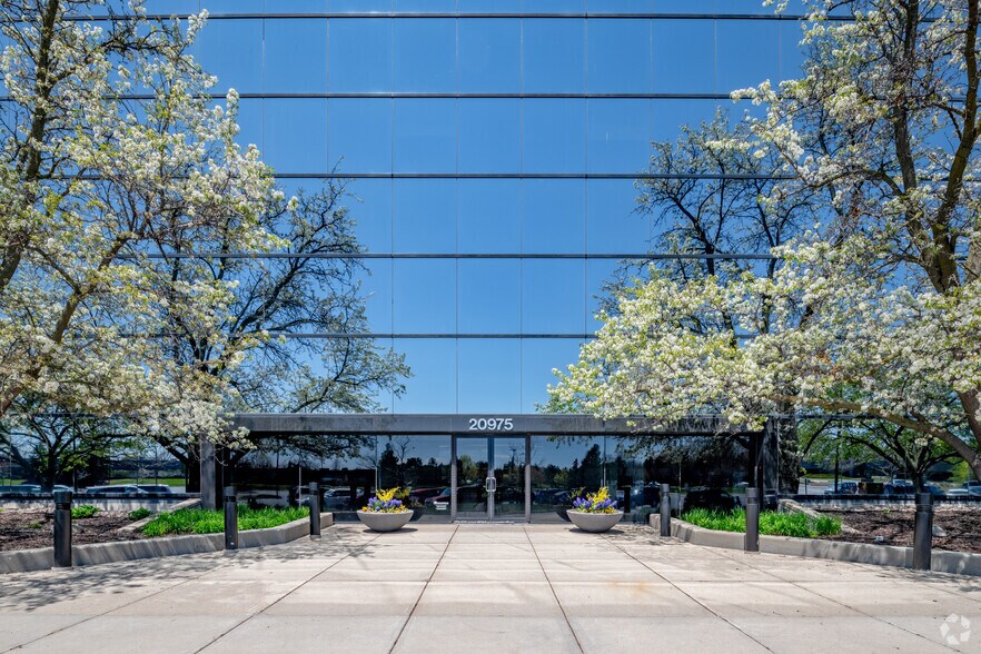 More Photos Of 20975 Swenson Dr, Waukesha Office For Lease