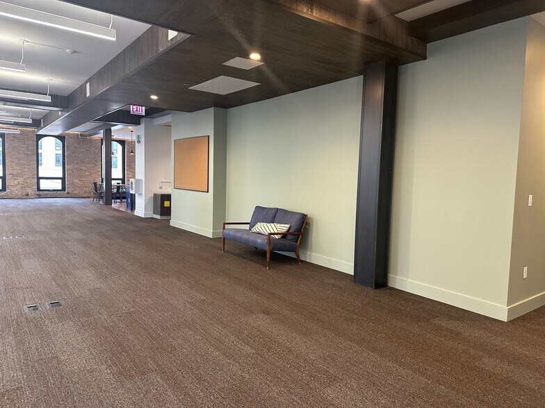 More Photos Of 646-648 N Clark St, Chicago Office For Lease
