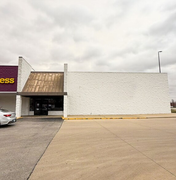 More Photos Of 1002-1004 N Keller Dr, Effingham Storefront For Lease
