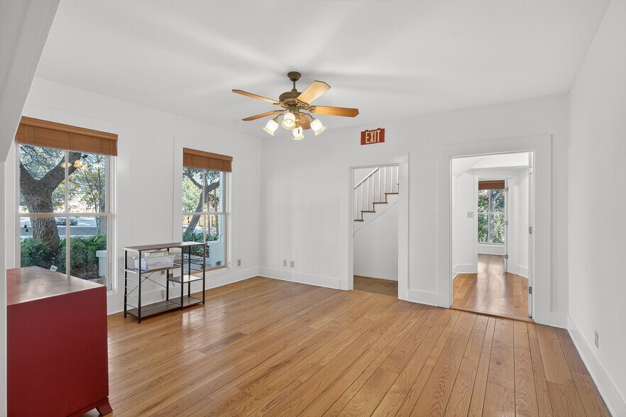 More Photos Of 119 Avenue G, Marble Falls Office For Sale