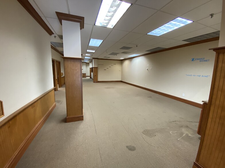 More Photos Of 1000 Camera Ave, Crestwood Flex For Lease