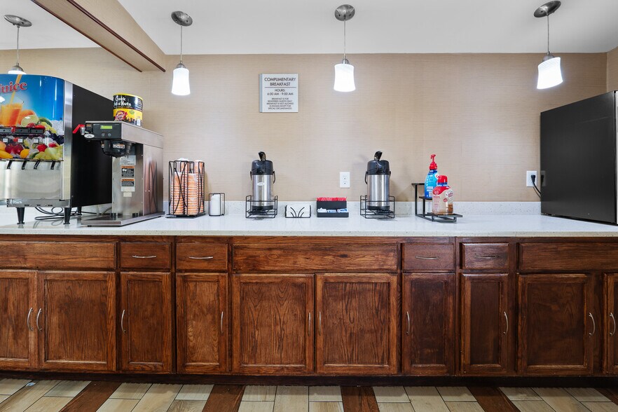 More Photos Of 1721 Broadcast St, Gastonia Hotel For Sale