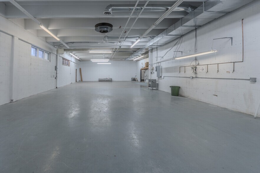 More Photos Of 8540 Av 10e, Montréal Warehouse For Sale
