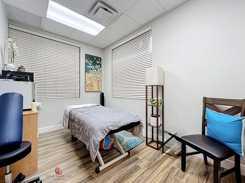 More Photos Of 1507 S Hiawassee Rd, Orlando Medical For Lease