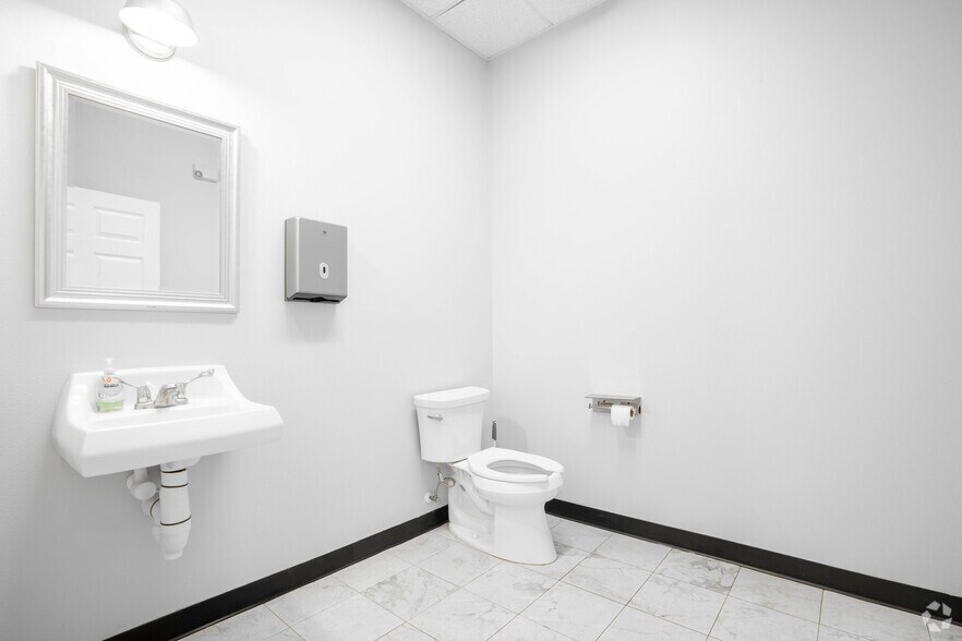 More Photos Of 7902-7904 Broadway St, Pearland Unknown For Lease