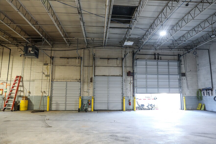 More Photos Of 1585 Roadhaven Dr, Stone Mountain Warehouse For Lease