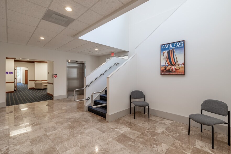 More Photos Of 1555 Iyannough Rd, Hyannis Office For Lease