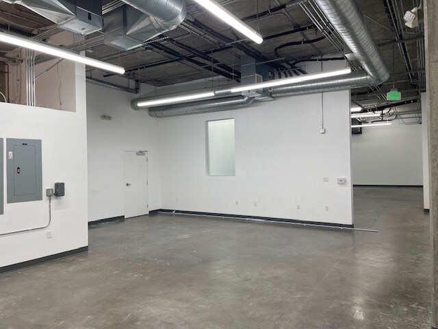 More Photos Of 810 E Pico Blvd, Los Angeles General Retail For Lease