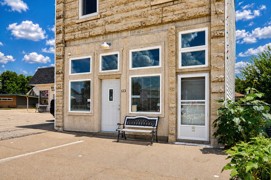 More Photos Of 123 Center Ave N, Mitchellville Office For Lease