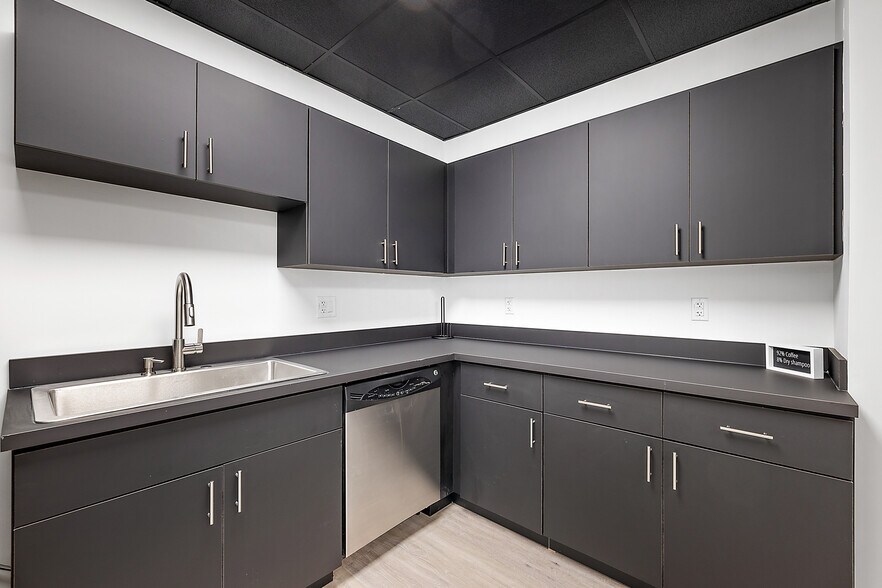 More Photos Of 801-803 W Big Beaver Rd, Troy Coworking Space