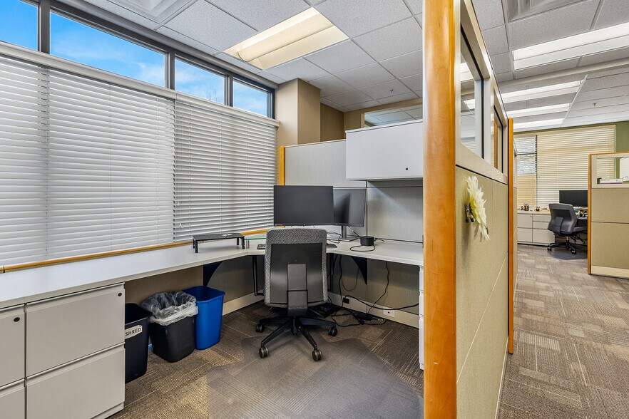 More Photos Of 1301 Poplar Dr, Medford Medical For Lease