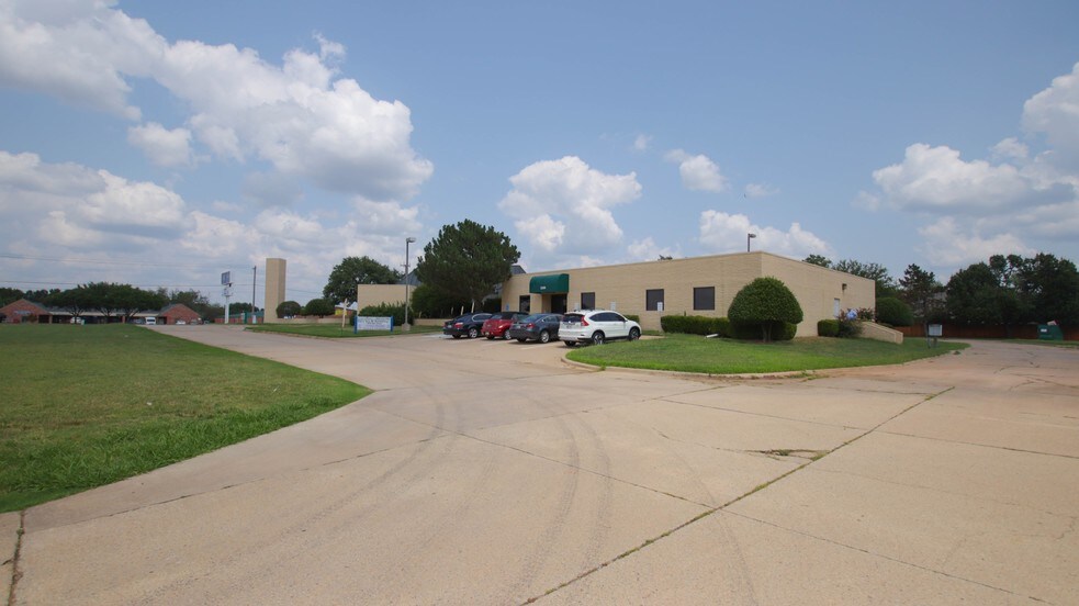 More Photos Of 3200 E Memorial Rd, Edmond Medical For Lease