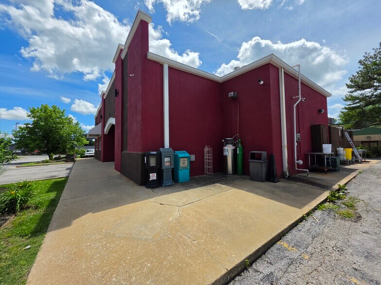More Photos Of 2813 W Walnut St, Rogers Restaurant For Sale