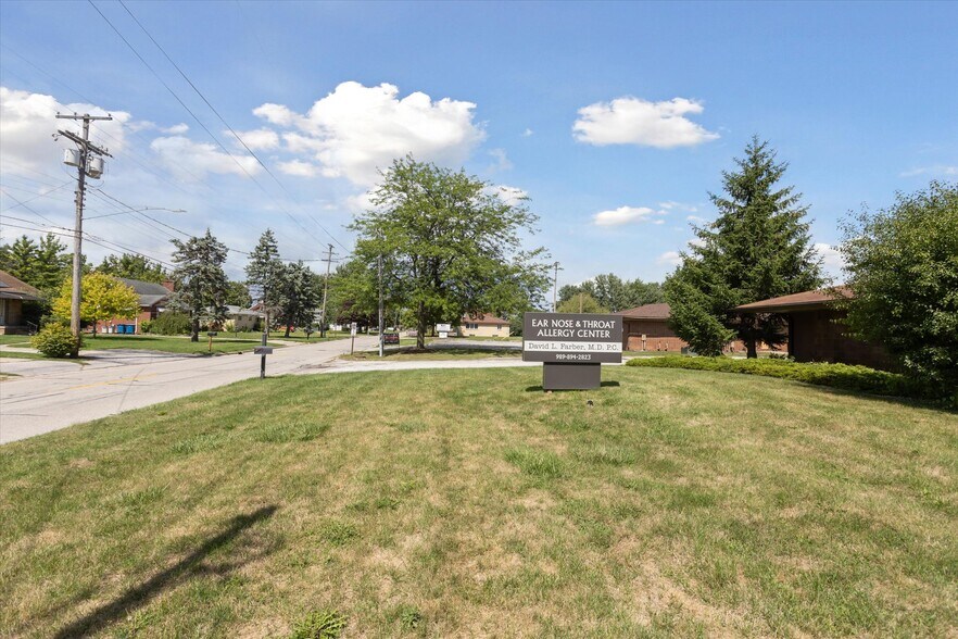 More Photos Of 1003 Mulholland St, Bay City Office For Sale