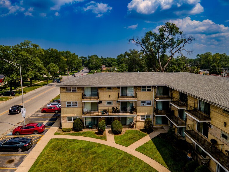 More Photos Of 1025-1049 W Vermont St, Calumet Park Apartments For Sale