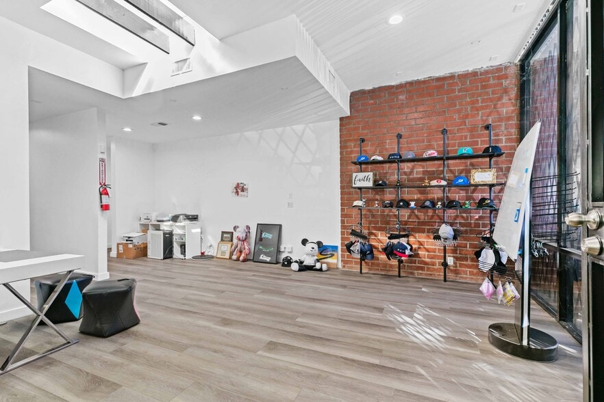 More Photos Of 9925 Commerce Ave, Tujunga Storefront For Sale
