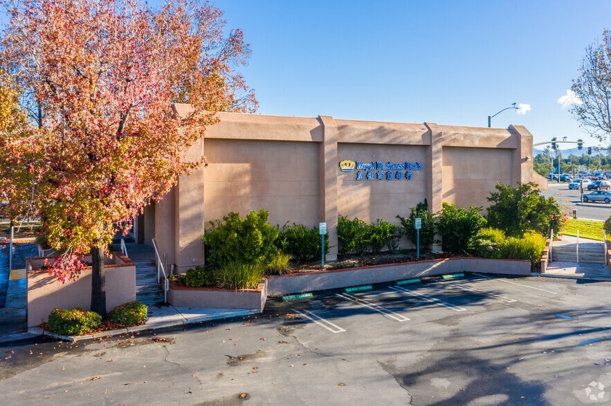 More Photos Of 14725 Jeffrey Rd, Irvine Bank For Lease