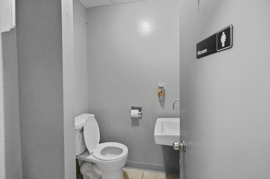 More Photos Of 1850 Easton Blvd, Des Moines Storefront Retail Residential For Sale