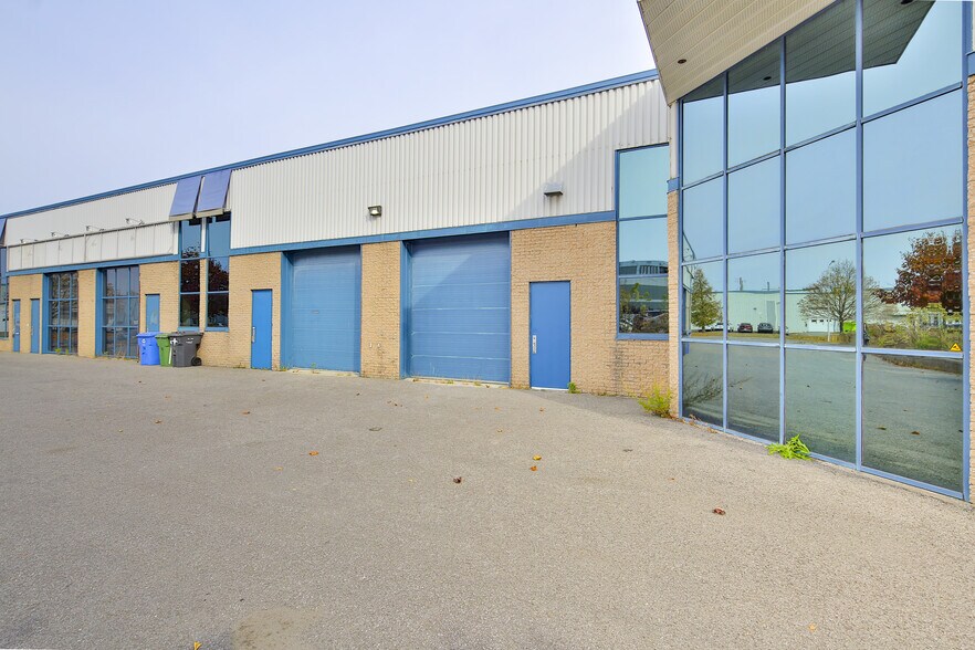 More Photos Of 1100 Rue Hérelle, Longueuil Warehouse For Sale