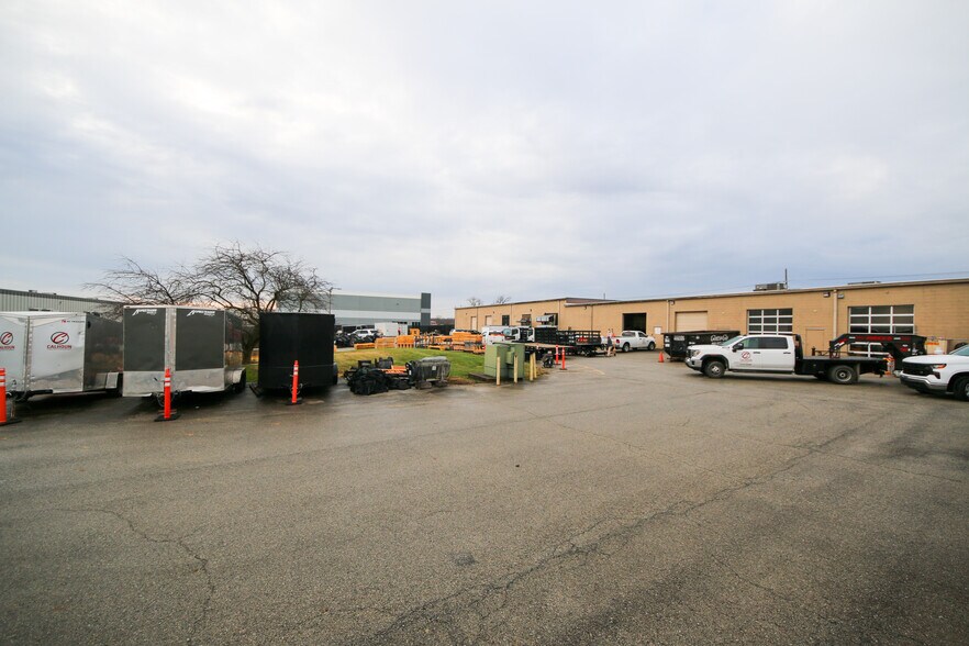 More Photos Of 7707 National Tpke, Louisville Light Distribution For Lease