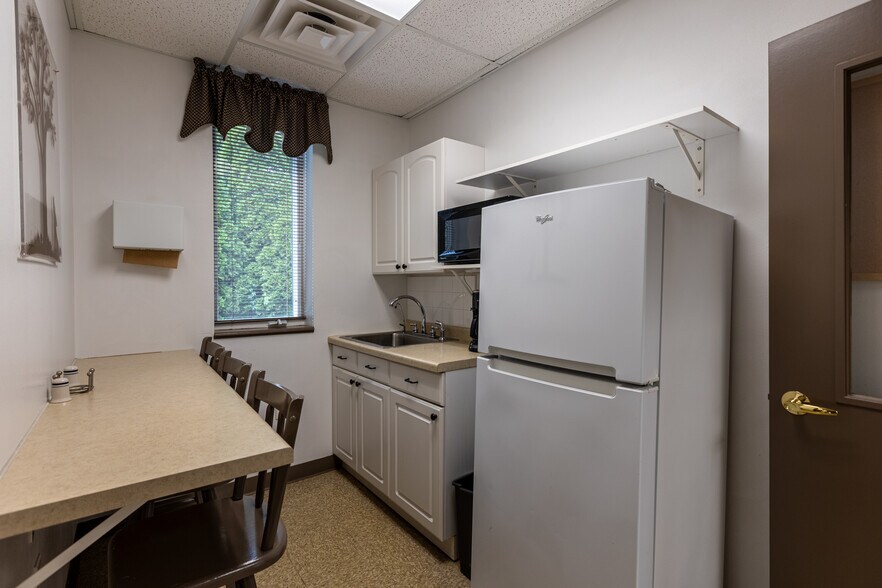 More Photos Of 14605 Velp Ave, Suamico Veterinarian Kennel For Lease