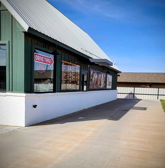 More Photos Of 711 E St, Elgin Fast Food For Lease