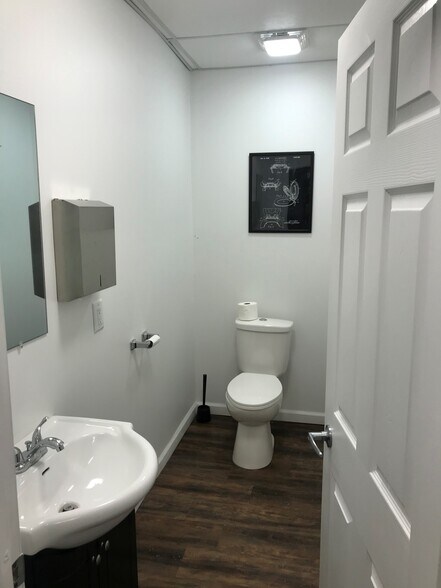 More Photos Of 1689 E Main St, Columbus Office Residential For Lease