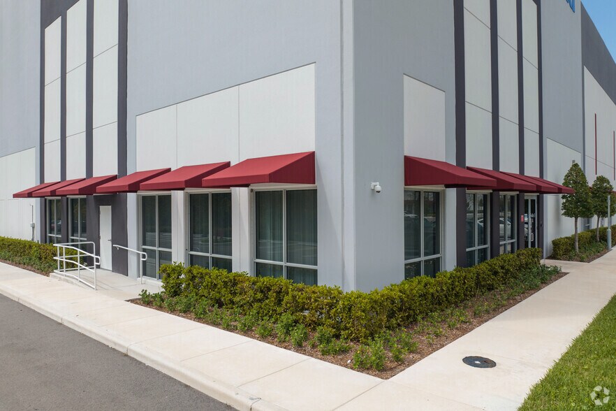 More Photos Of 4220 W 104th St, Hialeah Distribution For Lease