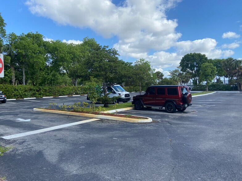 More Photos Of 4121-4141 NW 5th St, Plantation Medical For Sale