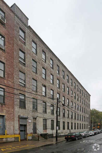 More Photos Of 40-05 21st St, Long Island City Warehouse For Lease