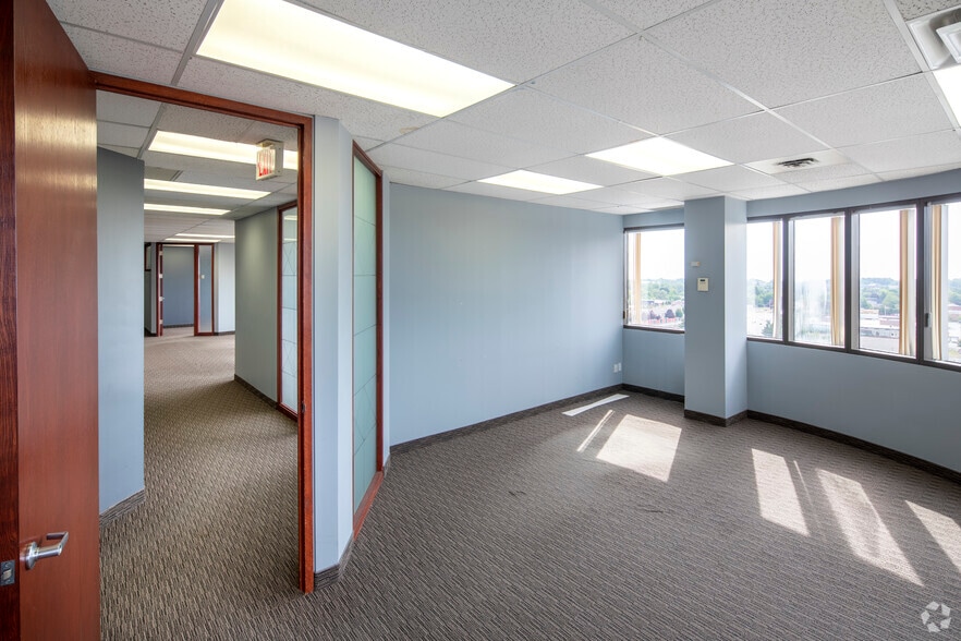 More Photos Of 700 Dorval Dr, Oakville Unknown For Lease