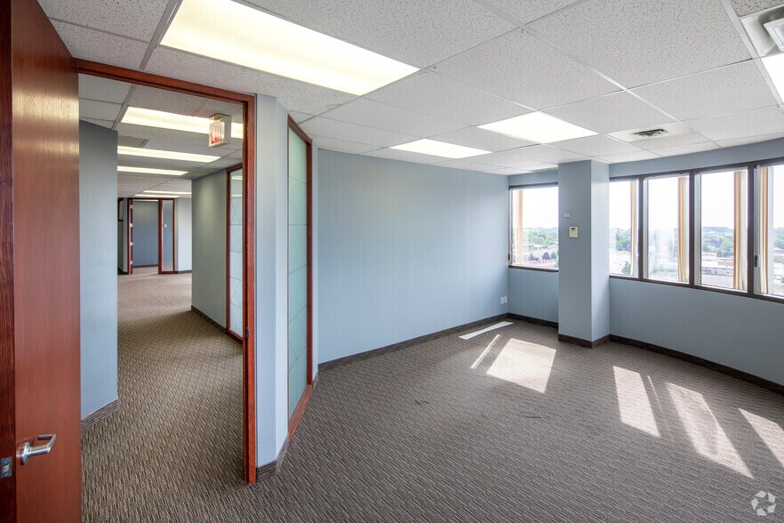 More Photos Of 700 Dorval Dr, Oakville Unknown For Lease