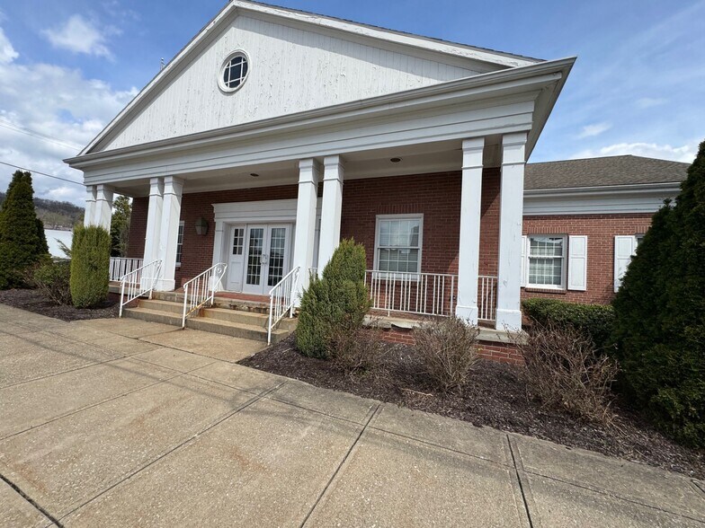 Primary Photo Of 530 Broadway, East Liverpool Bank For Sale