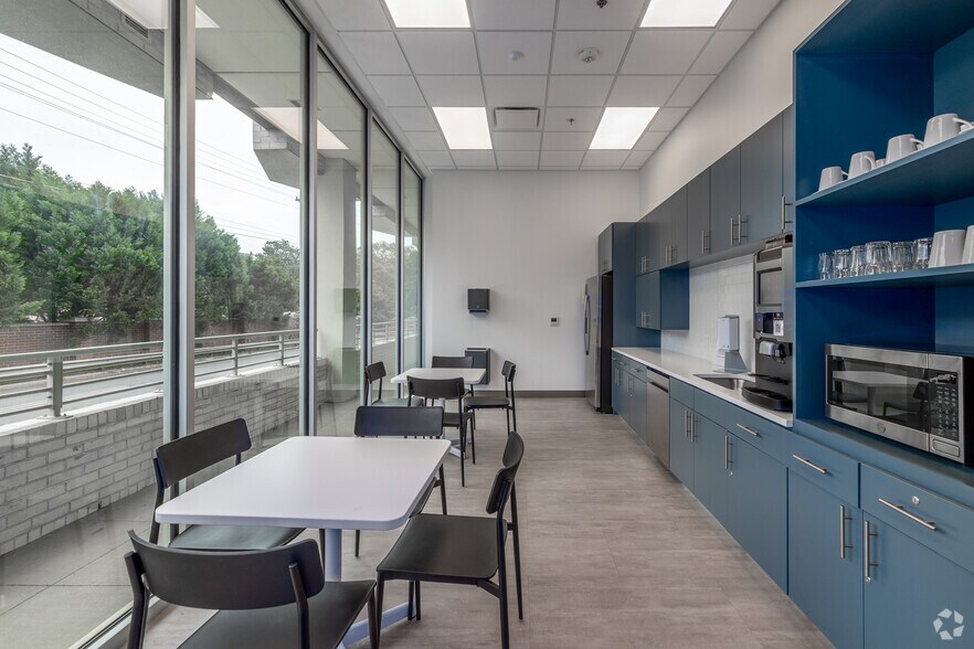 More Photos Of 4037 E Independence Blvd, Charlotte Coworking Space