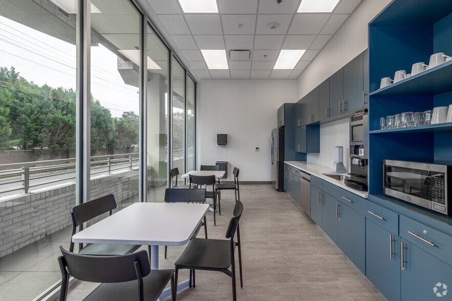 More Photos Of 4037 E Independence Blvd, Charlotte Coworking Space