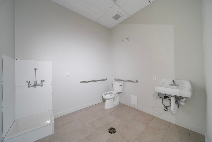 More Photos Of 3976 Destination Dr, Osprey Storefront For Lease