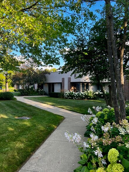 More Photos Of 1117 S Milwaukee Ave, Libertyville Unknown For Lease