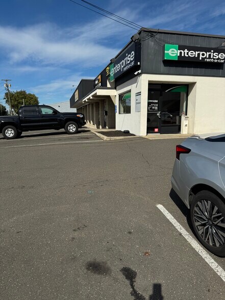 More Photos Of 590 Lordship Blvd, Stratford Warehouse For Sale