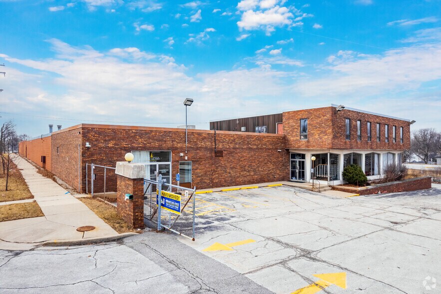 Primary Photo Of 201 S Hawley Ct, Milwaukee Light Distribution For Sale