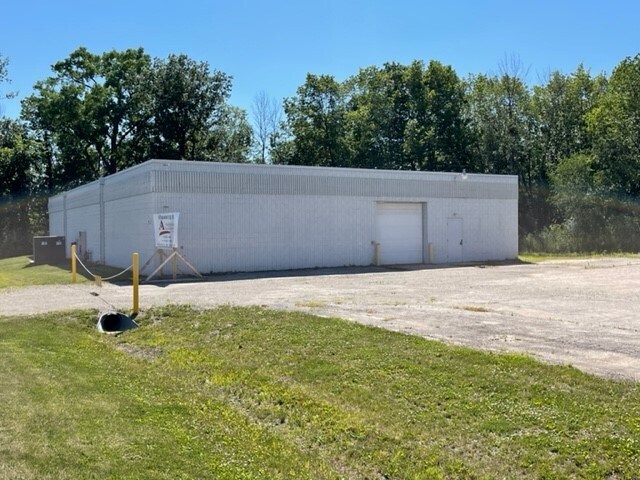 More Photos Of 1331 Gillingham Rd, Neenah Warehouse For Lease