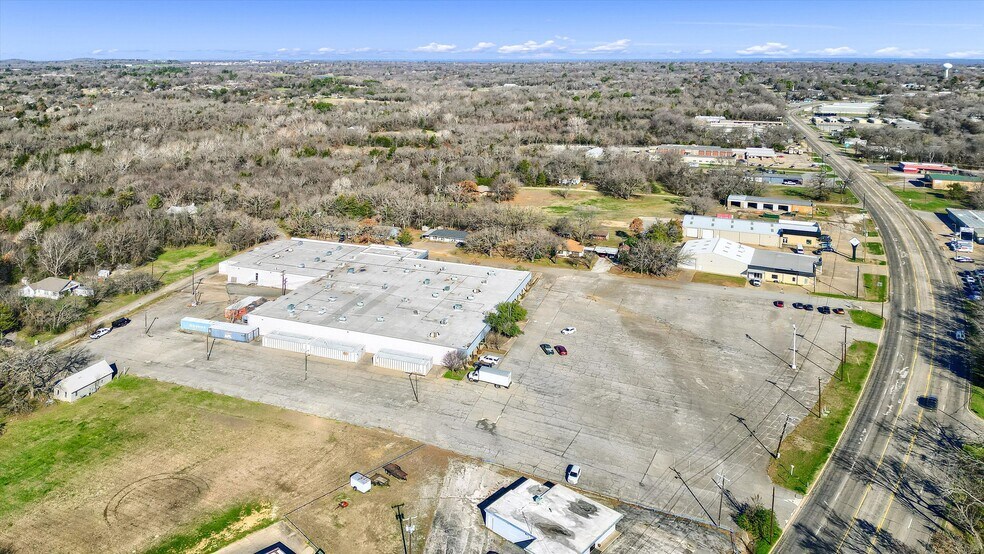 More Photos Of 3101 Woodlawn Blvd, Denison Flex For Sale