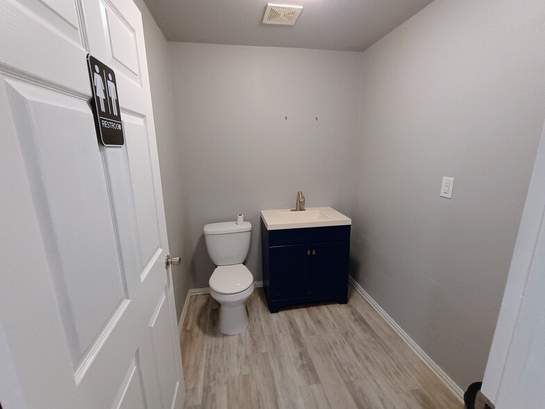 More Photos Of 312 S Hampton Rd, Crowley Service For Sale