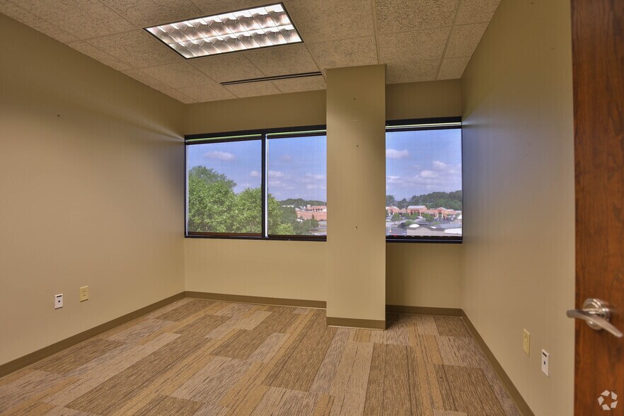 More Photos Of 124 Verdae Blvd, Greenville Office For Lease