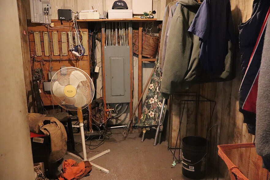 More Photos Of 1530 Parker Ln, Enterprise Warehouse For Lease