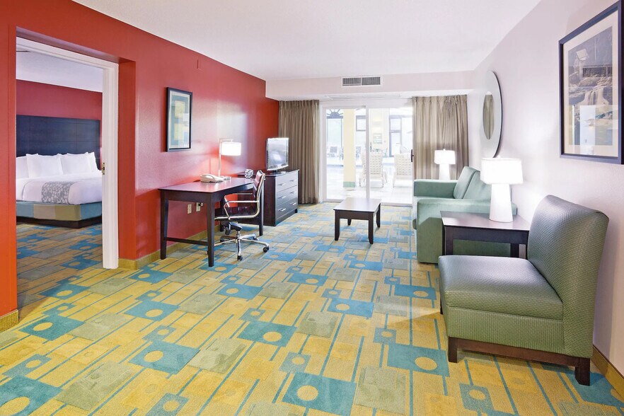 More Photos Of 5423 N Port Washington Rd, Glendale Hotel For Sale