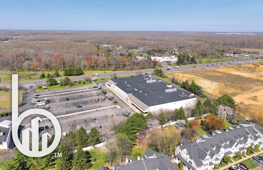 More Photos Of 24 Summerfield Blvd, Dayton Supermarket For Lease