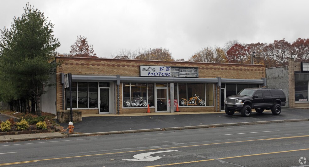 More Photos Of 2066 Jericho Tpke, East Northport Storefront For Lease