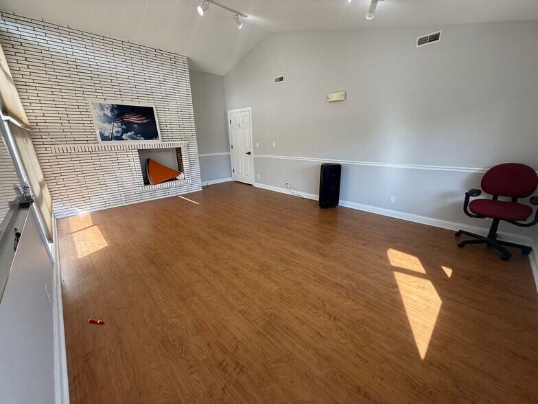 More Photos Of 806 Penny Ave, East Dundee Storefront Retail Office For Lease